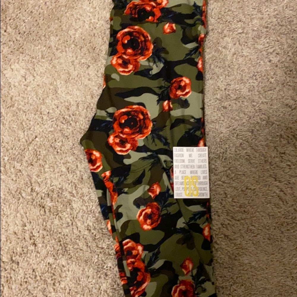 LuLaroe camo red rose 🌹 leggings!